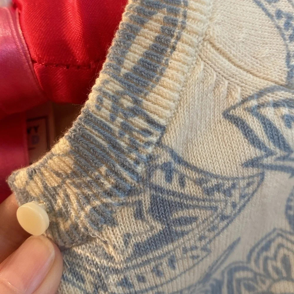 Old Navy cream background